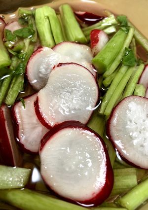 常備菜にも★ラディッシュと茎の甘酢漬け-レシピのメイン写真