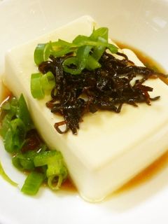 塩昆布+麺つゆ+酢+ごま油の冷奴-レシピのメイン写真