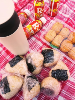 乾燥ホタテ炊き込みご飯のおにぎりでお花見-レシピのメイン写真
