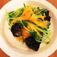 รูปของ 豆苗、人参、きくらげの炒め物♫