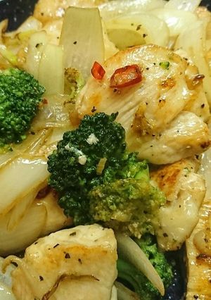 冷凍ブロッコリーと鶏胸肉のガーリック炒め-レシピのメイン写真