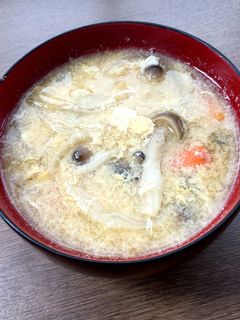 新玉ねぎ・新人参・しめじ・卵の味噌汁-レシピのメイン写真