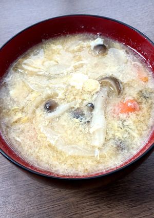 新玉ねぎ・新人参・しめじ・卵の味噌汁-レシピのメイン写真