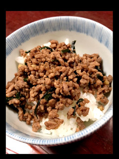 ニラと挽き肉炒め（丼）-レシピのメイン写真