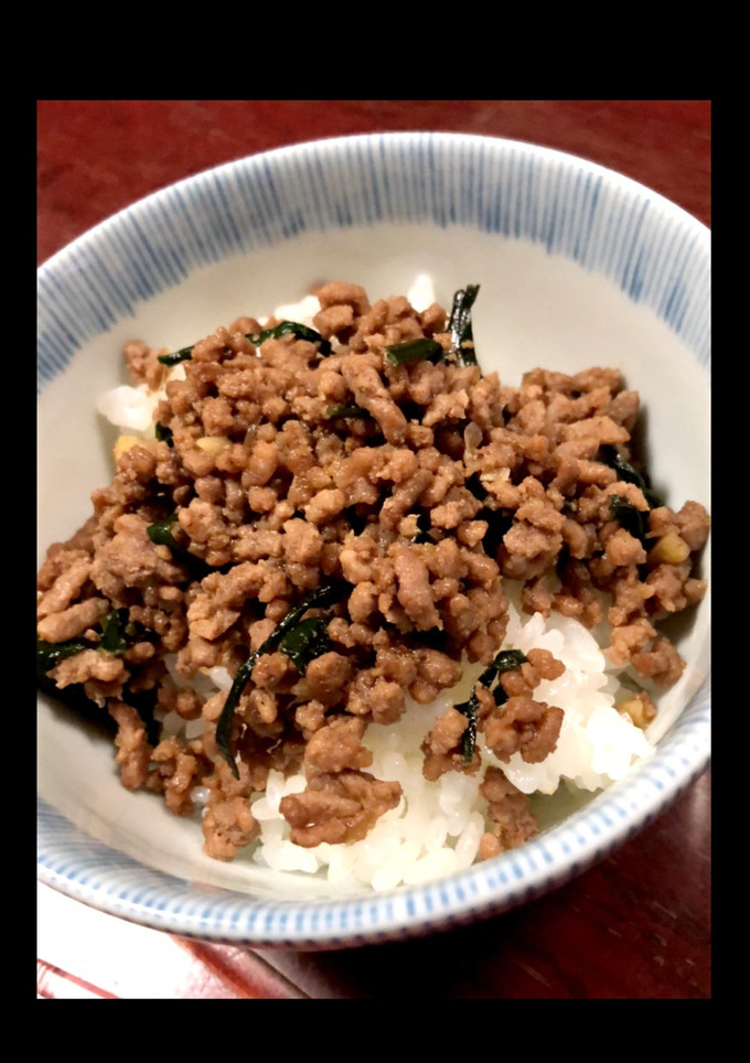 ニラと挽き肉炒め（丼）-レシピのメイン写真