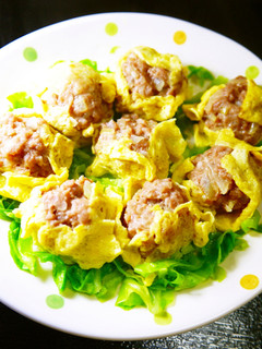 春キャベツの上で薄焼き卵に包まれた☆焼売-レシピのメイン写真