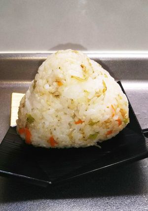 簡単!大根の茎と生姜のじゃこおにぎり-レシピのメイン写真