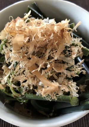 生卵をかけた わらびのおひたし♪-レシピのメイン写真
