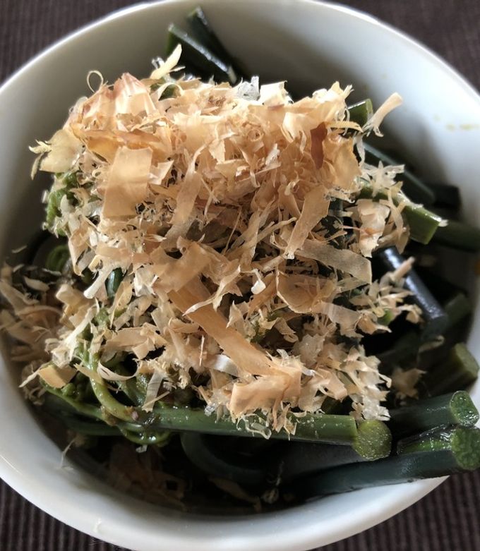 生卵をかけた わらびのおひたし♪-レシピのメイン写真