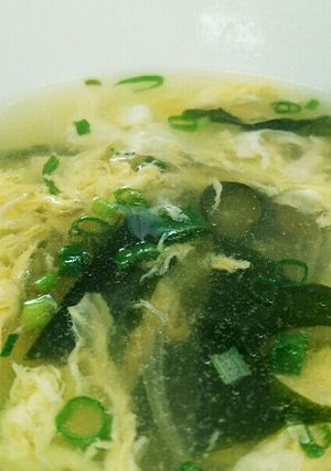 鳥胸肉茹でた残りの汁で簡単わかめ卵スープ-レシピのメイン写真