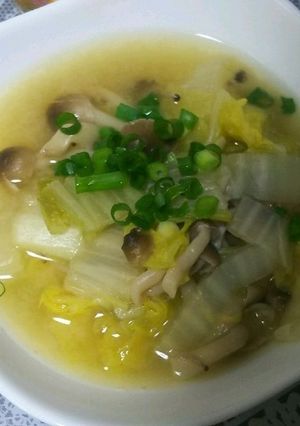 ヘルシー♡しめじと春白菜のお味噌汁-レシピのメイン写真