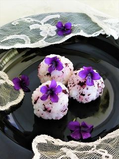 すみれの花とゆかりの豆おにぎり-レシピのメイン写真