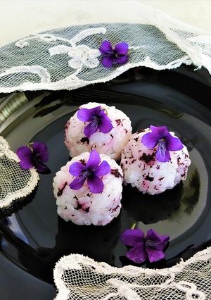 すみれの花とゆかりの豆おにぎり-レシピのメイン写真