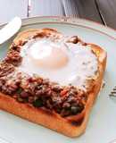 キーマカレーの目玉焼きトースト