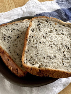 後入れ機能なしHBの人必見。黒ごま食パン-レシピのメイン写真