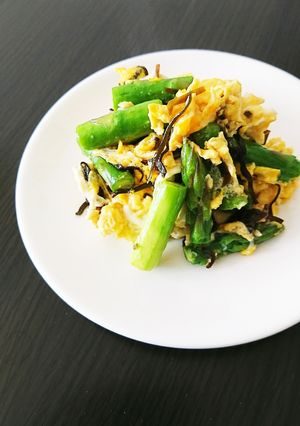 お弁当に⭐アスパラと卵の塩昆布バター炒め-レシピのメイン写真