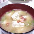 炙りベーコンとくずし豆腐のお味噌汁。