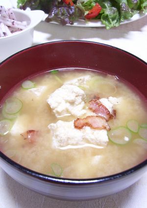 炙りベーコンとくずし豆腐のお味噌汁。-レシピのメイン写真