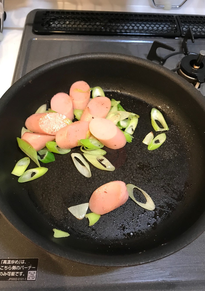 お弁当にも！ゴマ香る魚肉ソと長ネギ炒め-レシピのメイン写真