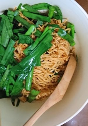 ニラ1束まぜそばインスタントラーメン-レシピのメイン写真