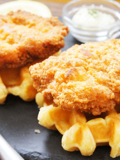 冷凍骨なしフライドチキンでワッフルチキン-レシピのメイン写真