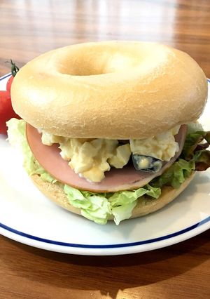 ベーグルサンド ハムたまレタスオリーブ-レシピのメイン写真