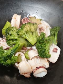 ヤリイカとブロッコリーのバター醤油炒め-レシピのメイン写真
