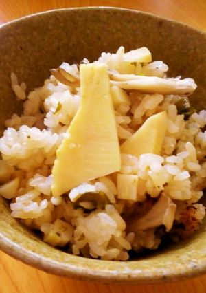 竹の子・わかめ・マイタケの炊き込みご飯-レシピのメイン写真