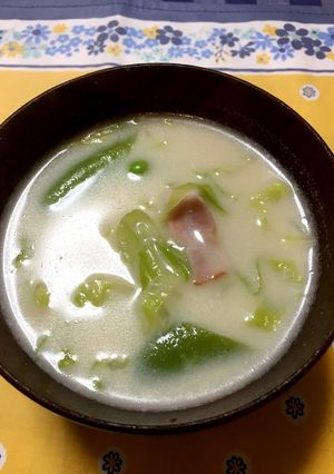 春キャベツとベーコンのみるく味噌汁-レシピのメイン写真