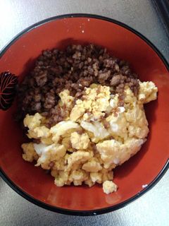 ご飯が止まらない!挽き肉卵の2色そぼろ丼-レシピのメイン写真