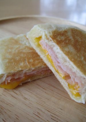 フライパンで焼くもちもちハム&チーズパン-レシピのメイン写真