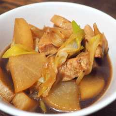 A picture of 鶏と大根の煮物.