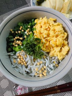 しらすとほろほろ卵シャキッと青菜の彩り丼-レシピのメイン写真