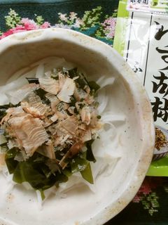 新玉とワカメのサラダをふりかけで!でした-レシピのメイン写真