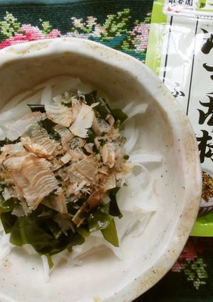 新玉とワカメのサラダをふりかけで！でした-レシピのメイン写真