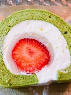 白餡入り抹茶シフォン苺ロール-レシピのメイン写真