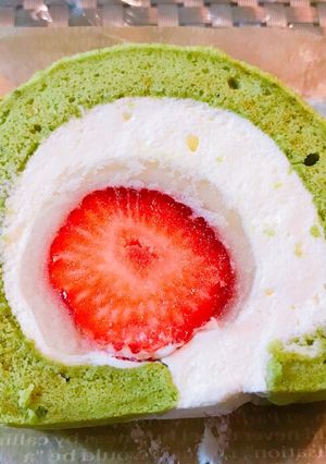 白餡入り抹茶シフォン苺ロール-レシピのメイン写真