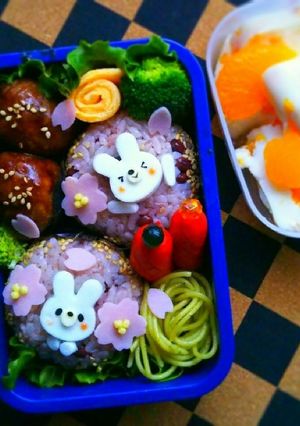 キャラ弁 お赤飯おにぎりの桜弁当♡-レシピのメイン写真