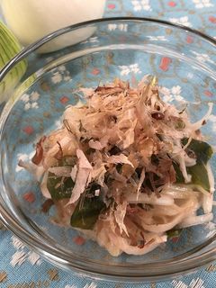 玉ねぎとわかめの梅サラダ-レシピのメイン写真