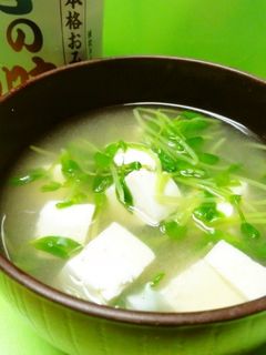 *液みそで豆苗と豆腐のみそ汁*-レシピのメイン写真