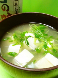 *液みそで豆苗と豆腐のみそ汁*-レシピのメイン写真