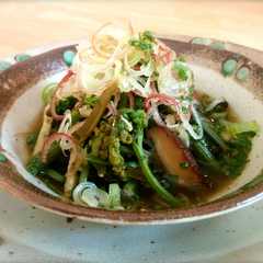 รูปของ 蕨の大葉とにんにく味噌出汁浸し