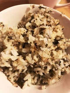 胡麻の風味の梅とワカメの炊き込みご飯-レシピのメイン写真