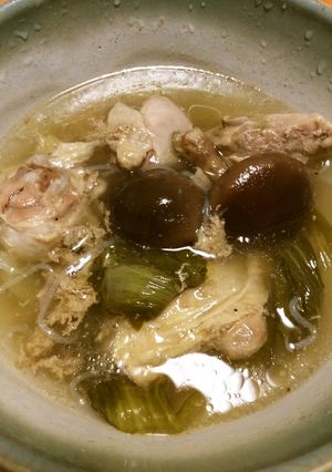 骨付き鶏肉白滝椎茸青梗菜の生姜岩塩スープ-レシピのメイン写真