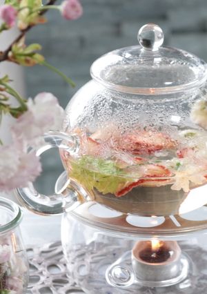 桜の花びらとイチゴのハーブティー-レシピのメイン写真