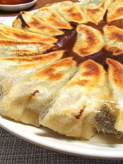 意外と簡単♪皮から作る もちっカリッ餃子-レシピのメイン写真