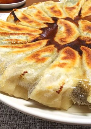 意外と簡単♪皮から作る もちっカリッ餃子-レシピのメイン写真