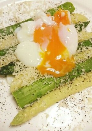 アスパラの温かいサラダ 半熟卵添え-レシピのメイン写真