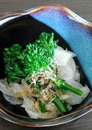 スライス玉ねぎとブロッコリー添え-レシピのメイン写真