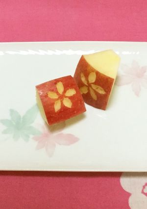 お弁当に♡りんごの飾り切り♡花びら-レシピのメイン写真